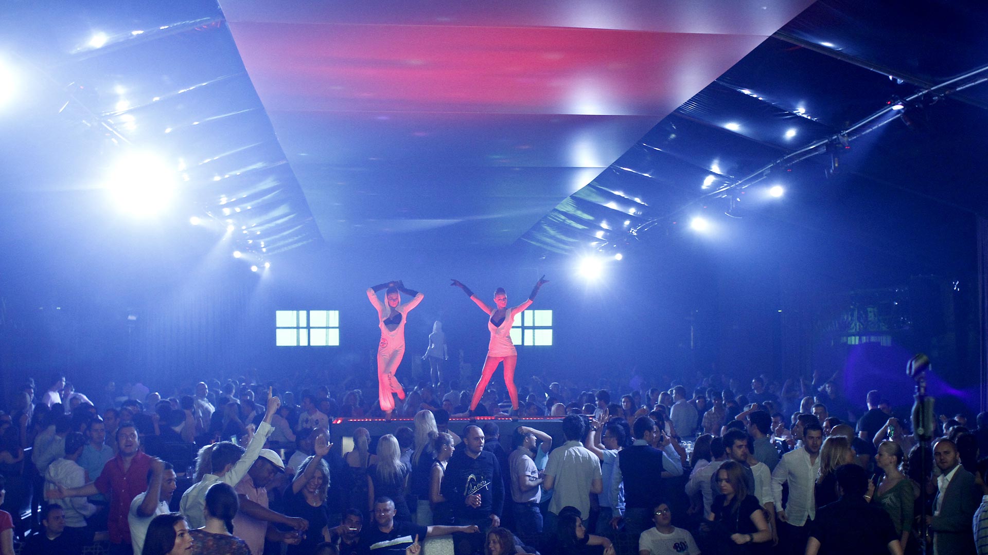 nightclub photographer Vio Dudau