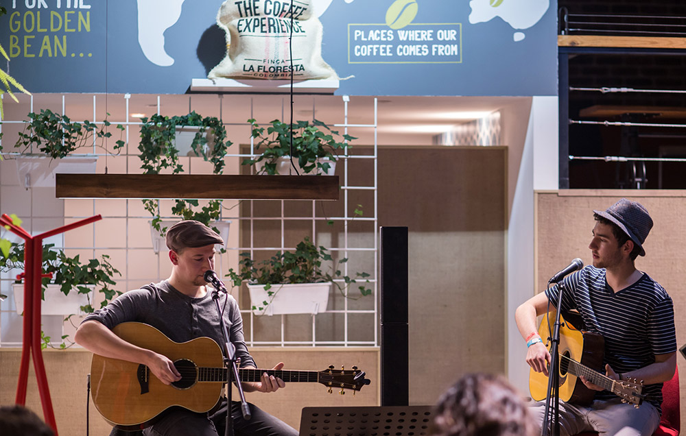 Josh Oudendijk en direct au café Golden Bean - Esch sur Alzette