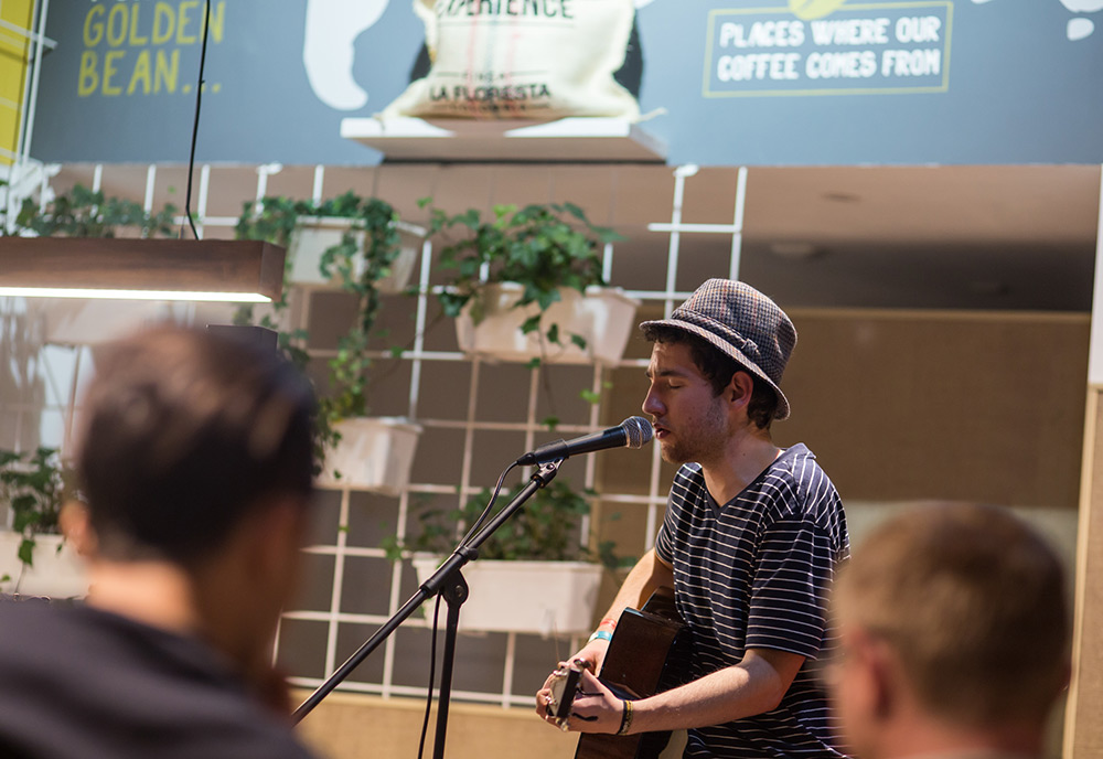 Josh Oudendijk en direct au café Golden Bean - Esch sur Alzette