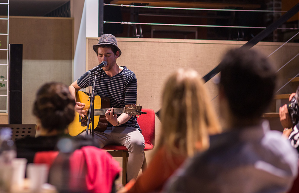 Josh Oudendijk en direct au café Golden Bean - Esch sur Alzette