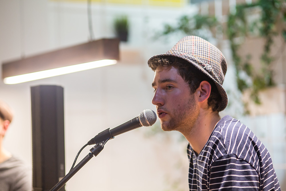 Josh Oudendijk en direct au café Golden Bean - Esch sur Alzette