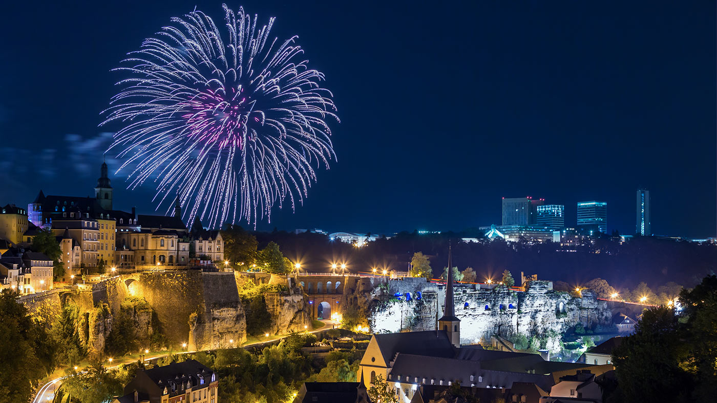 Photo Luxembourg city under fireworks