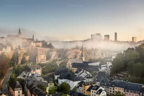 Vue d'ensemble de la ville de Luxembourg dans le brouillard